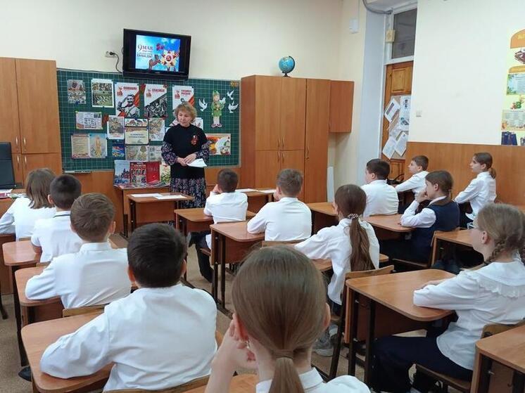 Симферопольским школьникам провели час гордости и славы ко Дню Победы