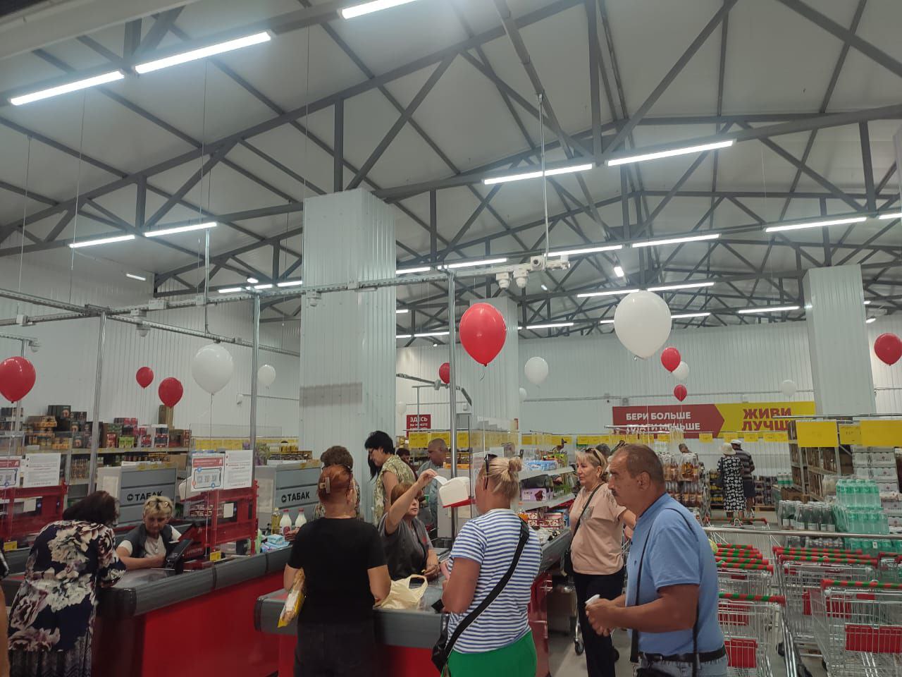 Жителей пгт Ленино приглашают в новый магазин «Народный Амбар»