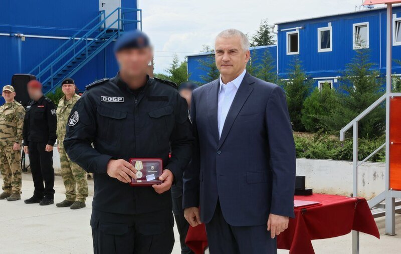 Аксёнов наградил бойцов крымского СОБРа 