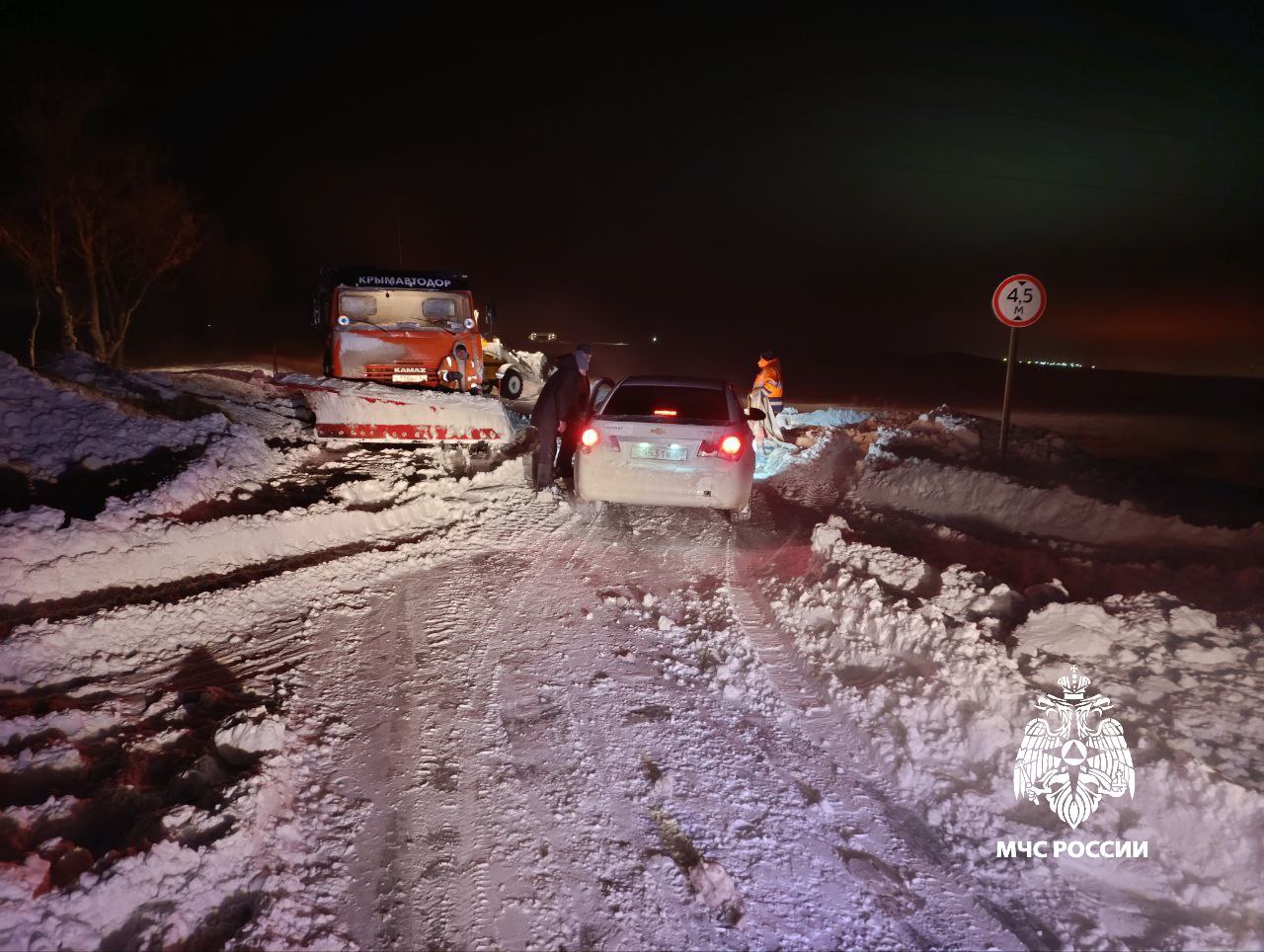 За сутки крымские спасатели освободили из снежного плена 4 автомобиля 