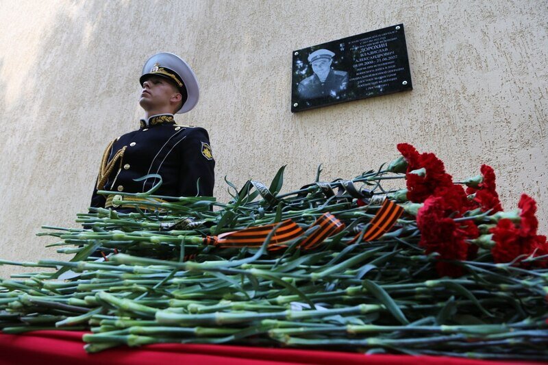 В Симферополе открыли мемориальную доску Герою России, погибшему в зоне СВО - фото