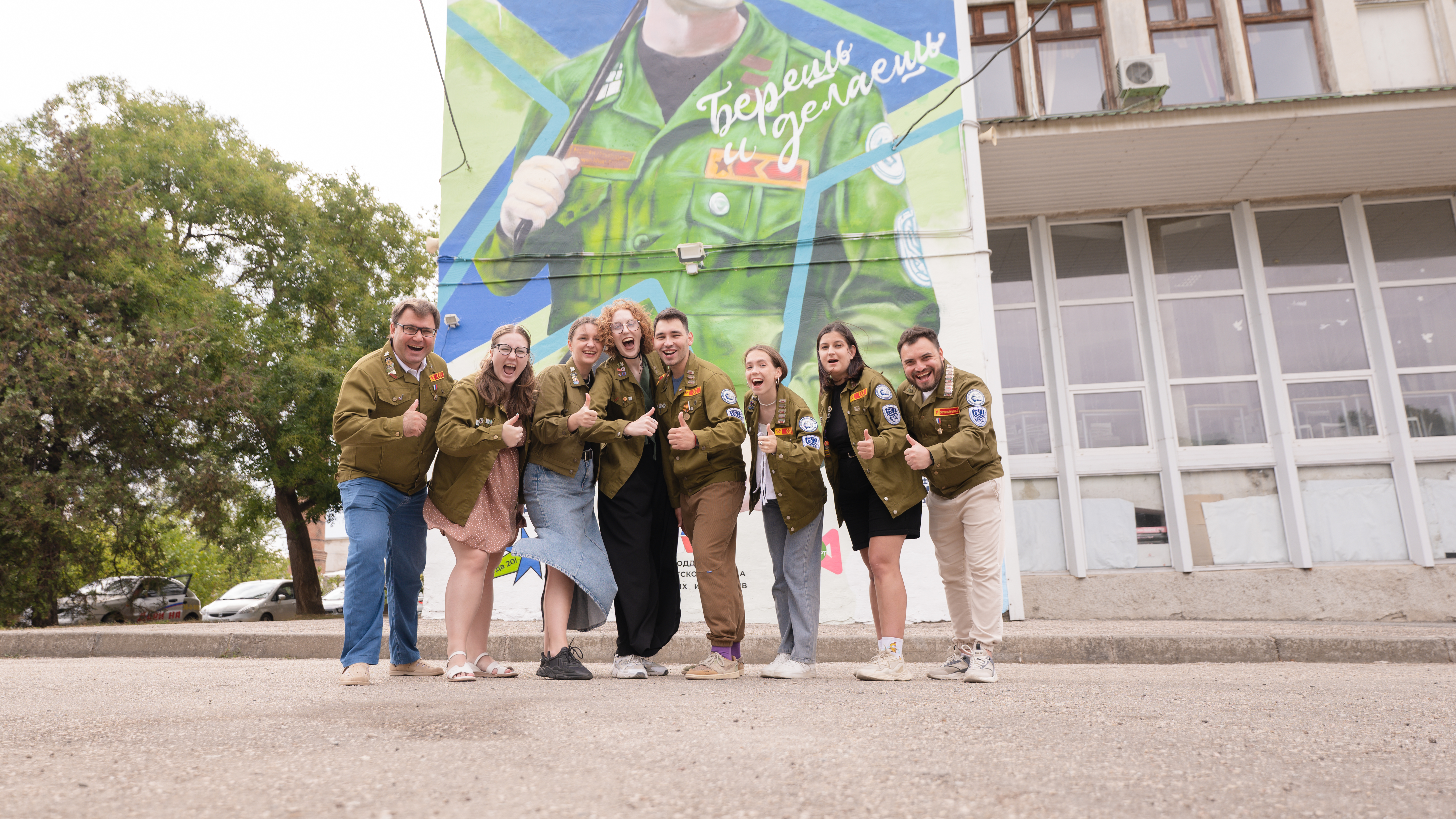 В Симферополе открыли мурал Российских студенческих отрядов