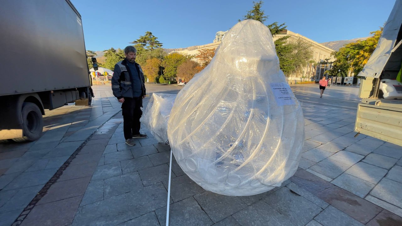 16-метровая ёлка и коридор со звёздным небом: Ялту начали украшать к Новому году