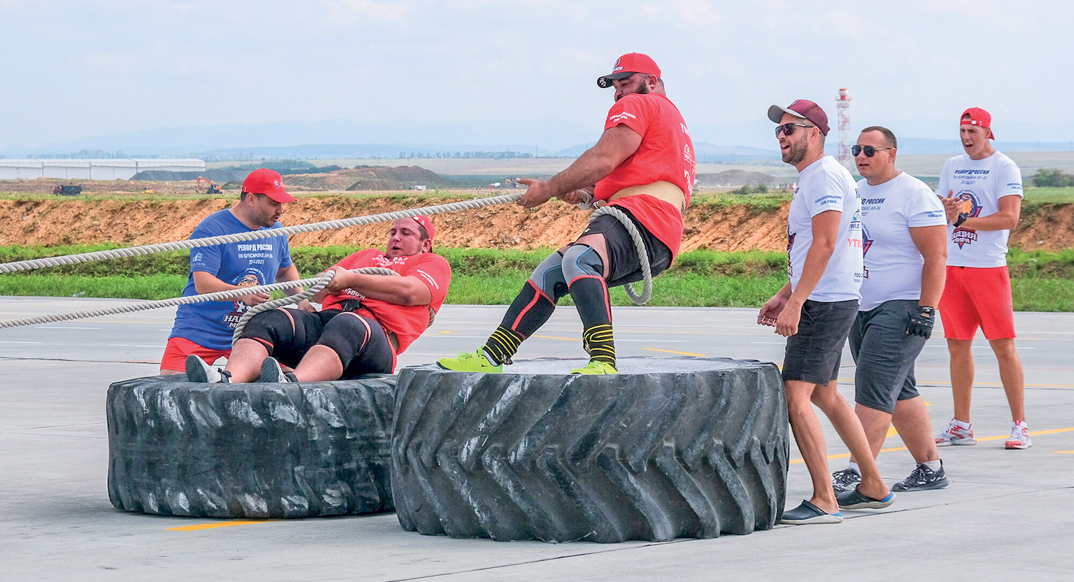 Люди сильнее машин: как крымские силачи толкают КамАЗы, тянут поезда и поднимают 90-килограммовые гантели
