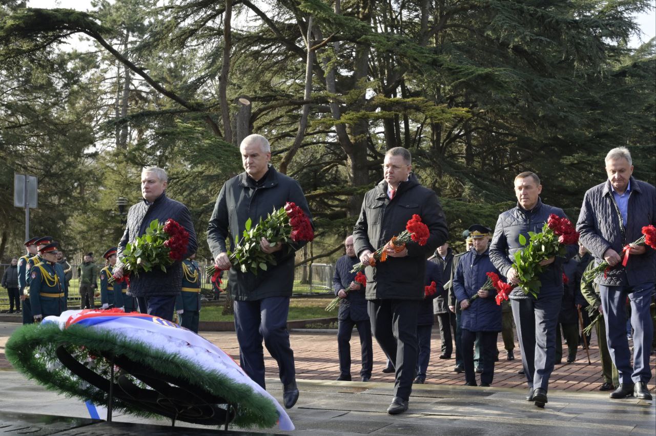 В Симферополе возложили цветы к Вечному огню