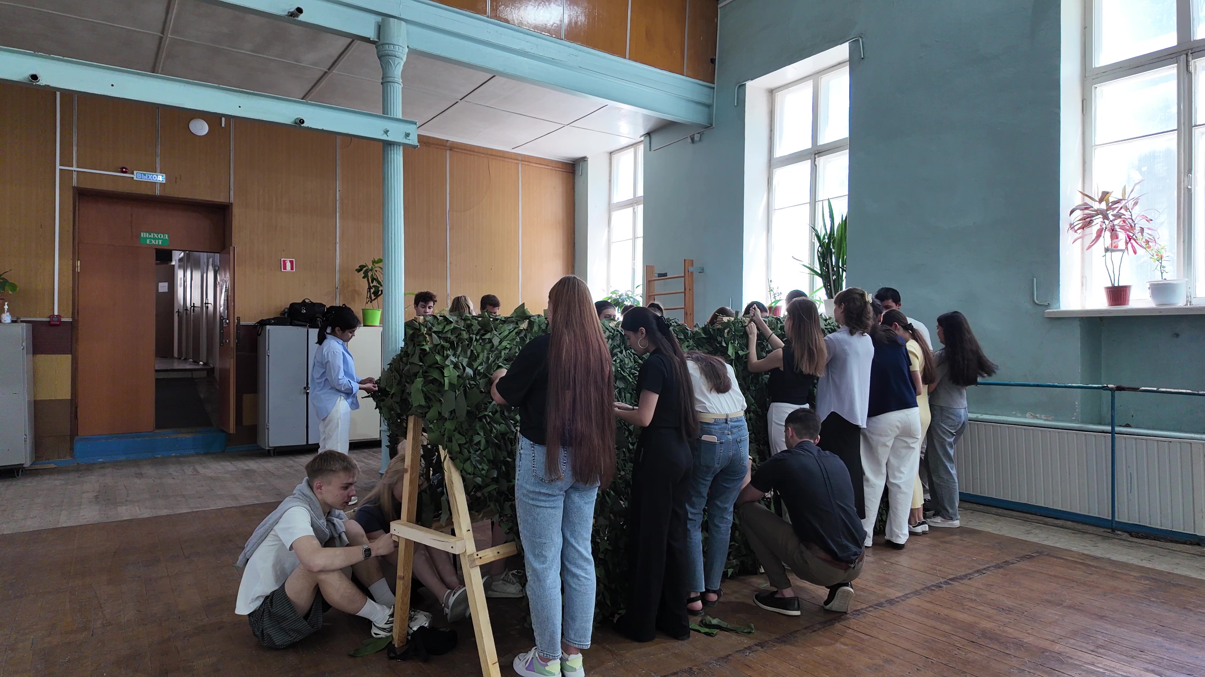 В Симферополе студенты медицинской академии плетут маскировочные сети для бойцов СВО
