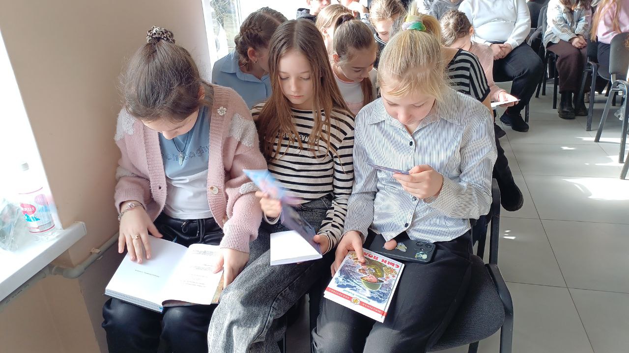 Из Крыма передали тысячи книг в школу Херсонской области