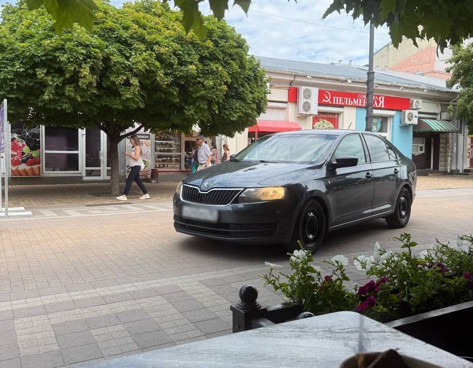Есть нюансы: кто может въезжать в пешеходную зону в центре Симферополя и куда жаловаться на нарушителей 