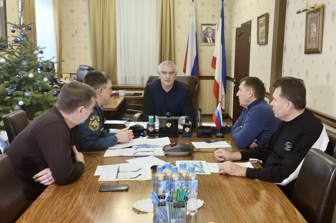 Аксëнов: главная задача – не допускать выброса нефтепродуктов на берег, а всеми доступными способами устранять загрязнение в морской акватории