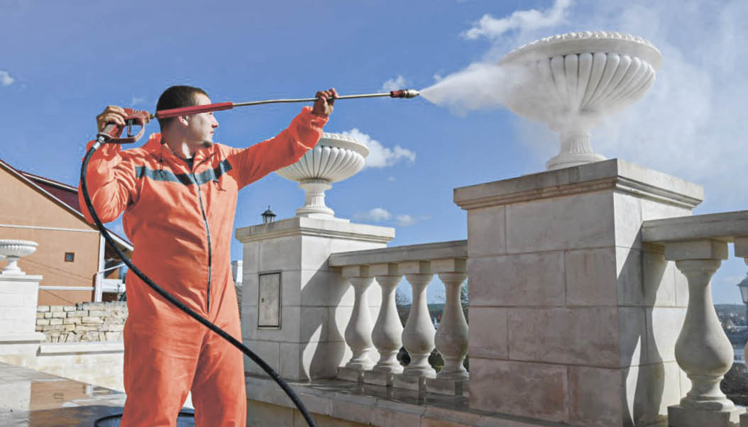 В Керчи очищают от загрязнений и плесени лестничные пролёты Большой и Малой Митридатских лестниц