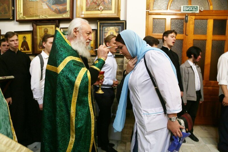 В Симферополе освятили белые халаты медицинских работников