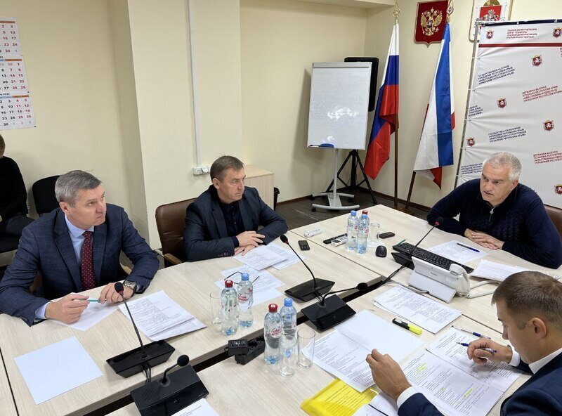 Аксёнов представил нового директора Инвестстроя РК