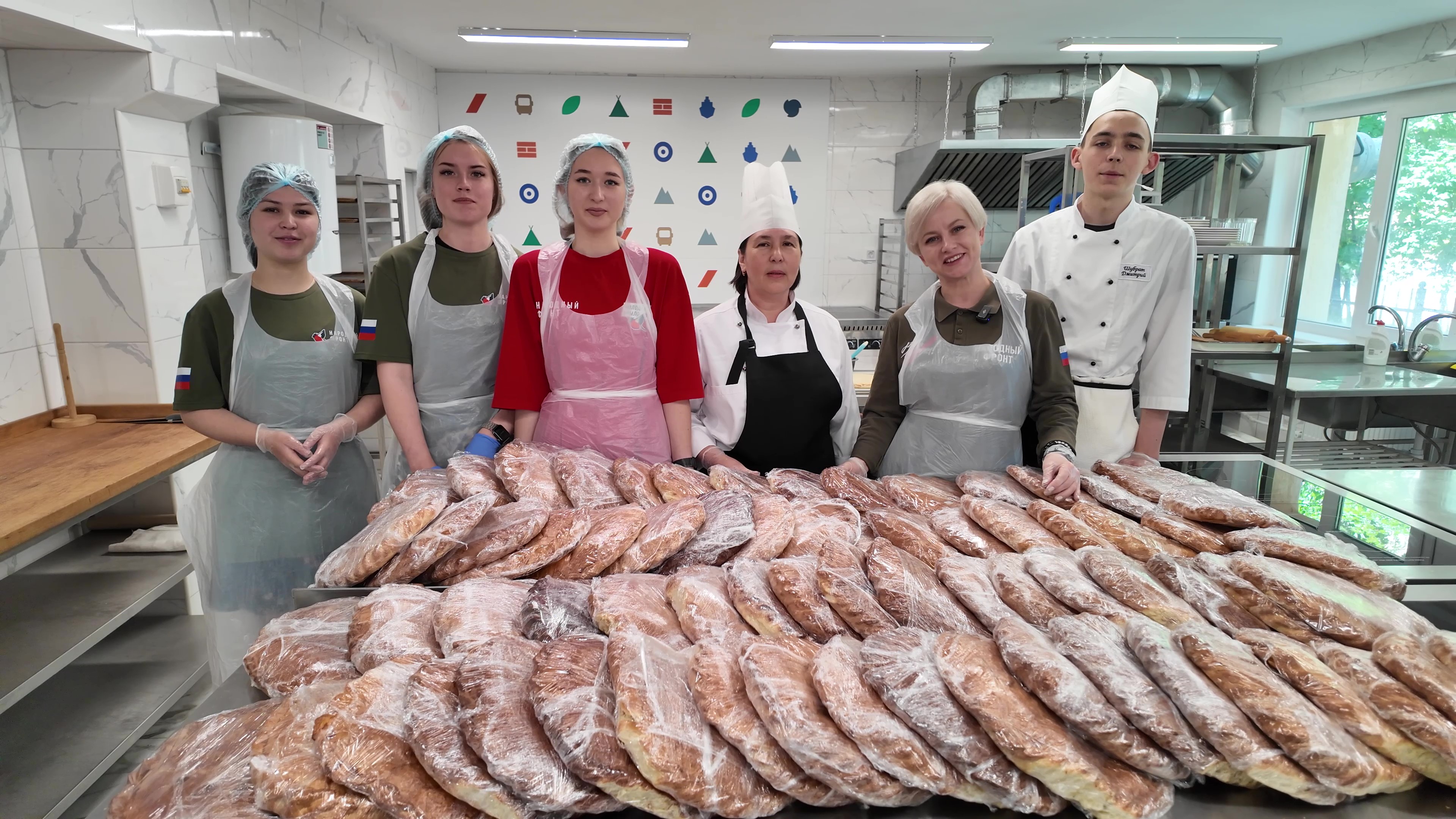 Студенты Крыма отправили более 100 пирогов бойцам СВО на передовой