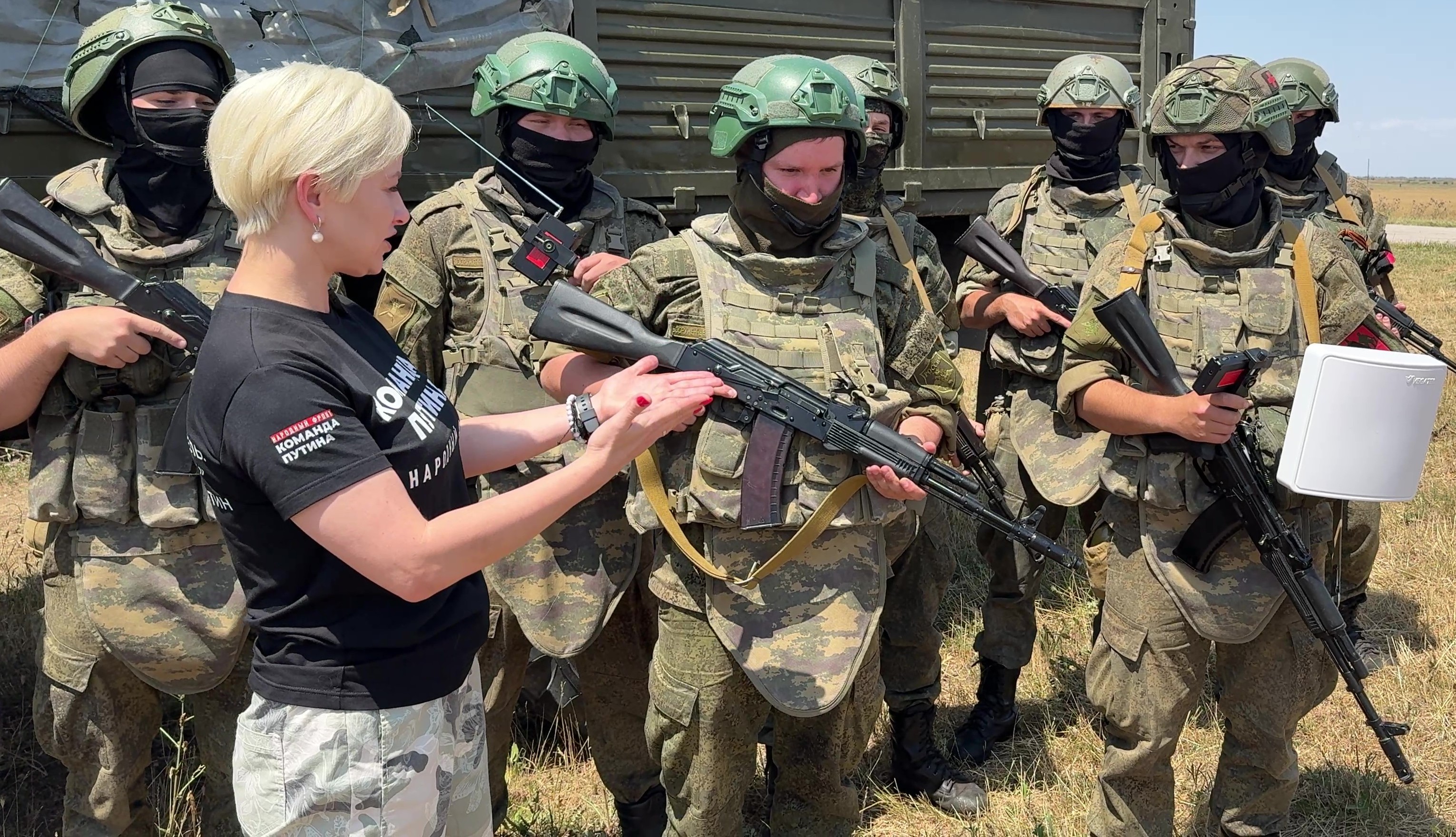 Народные мастера Крыма передали партию помощи авиаполку