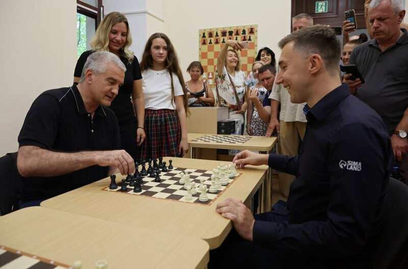 Аксёнов и Карякин посетили Спортивную школу по шахматам и шашкам 