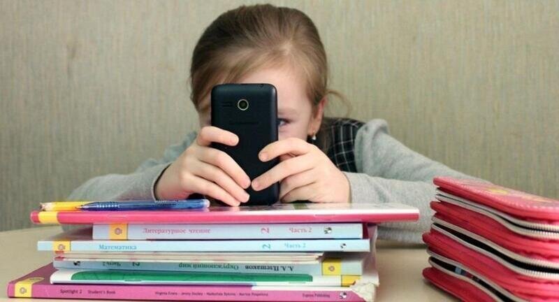 Госдума одобрила законопроект о запрете телефонов на уроках в школах