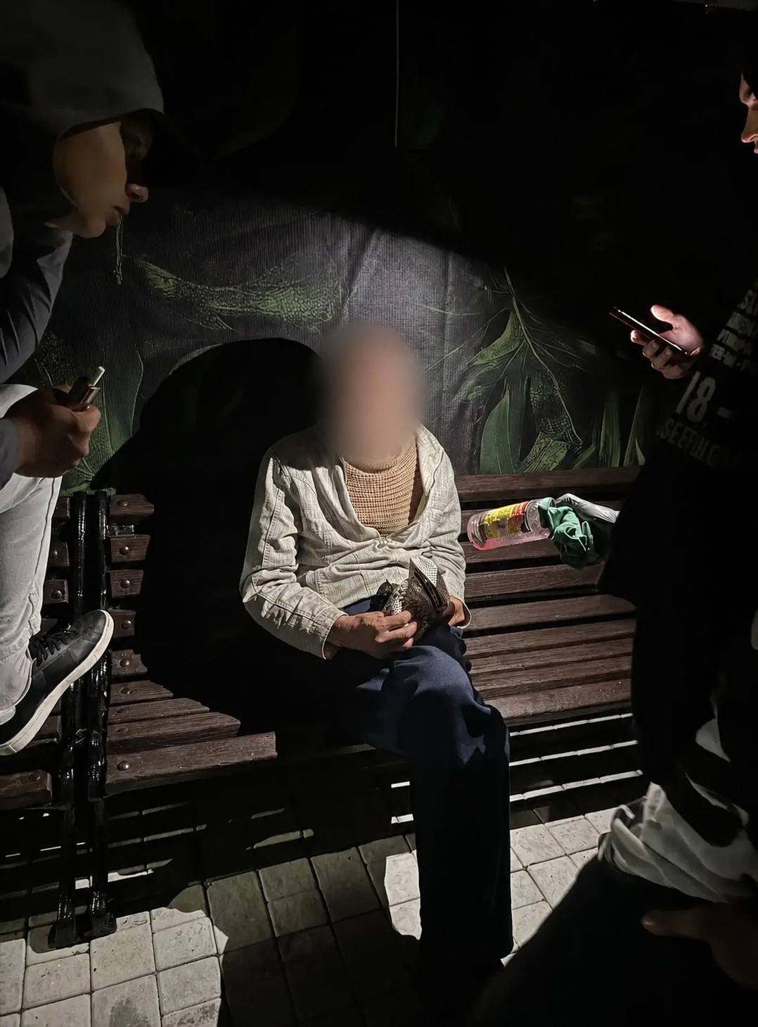 В Судаке поймали вандала, портившего лавочки на набережной: зачем он это делал