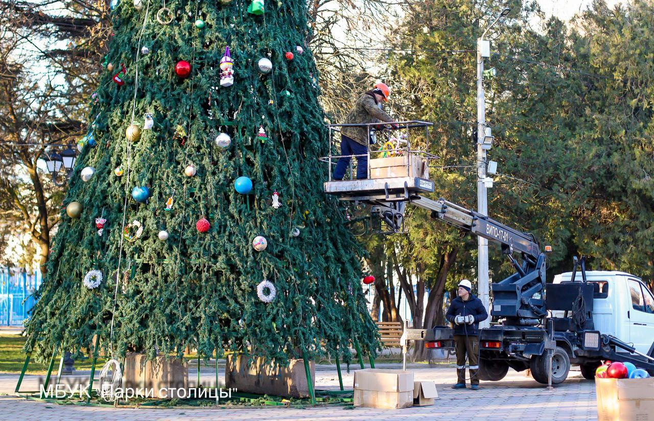 Прощаемся с атмосферой волшебства: в Симферополе демонтируют новогодние украшения