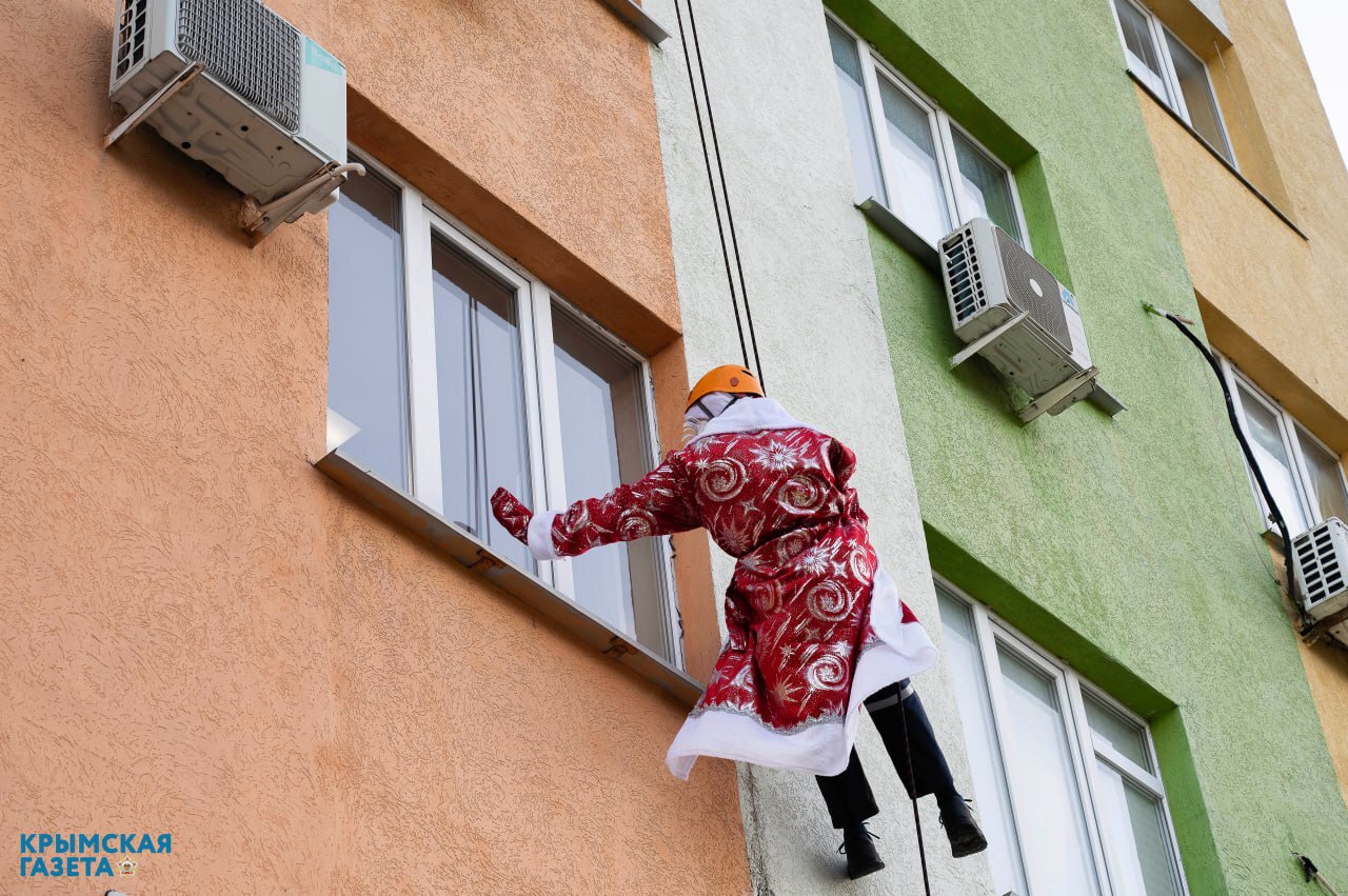 В окна пациентов Республиканской детской больницы постучались Деды Морозы с подарками