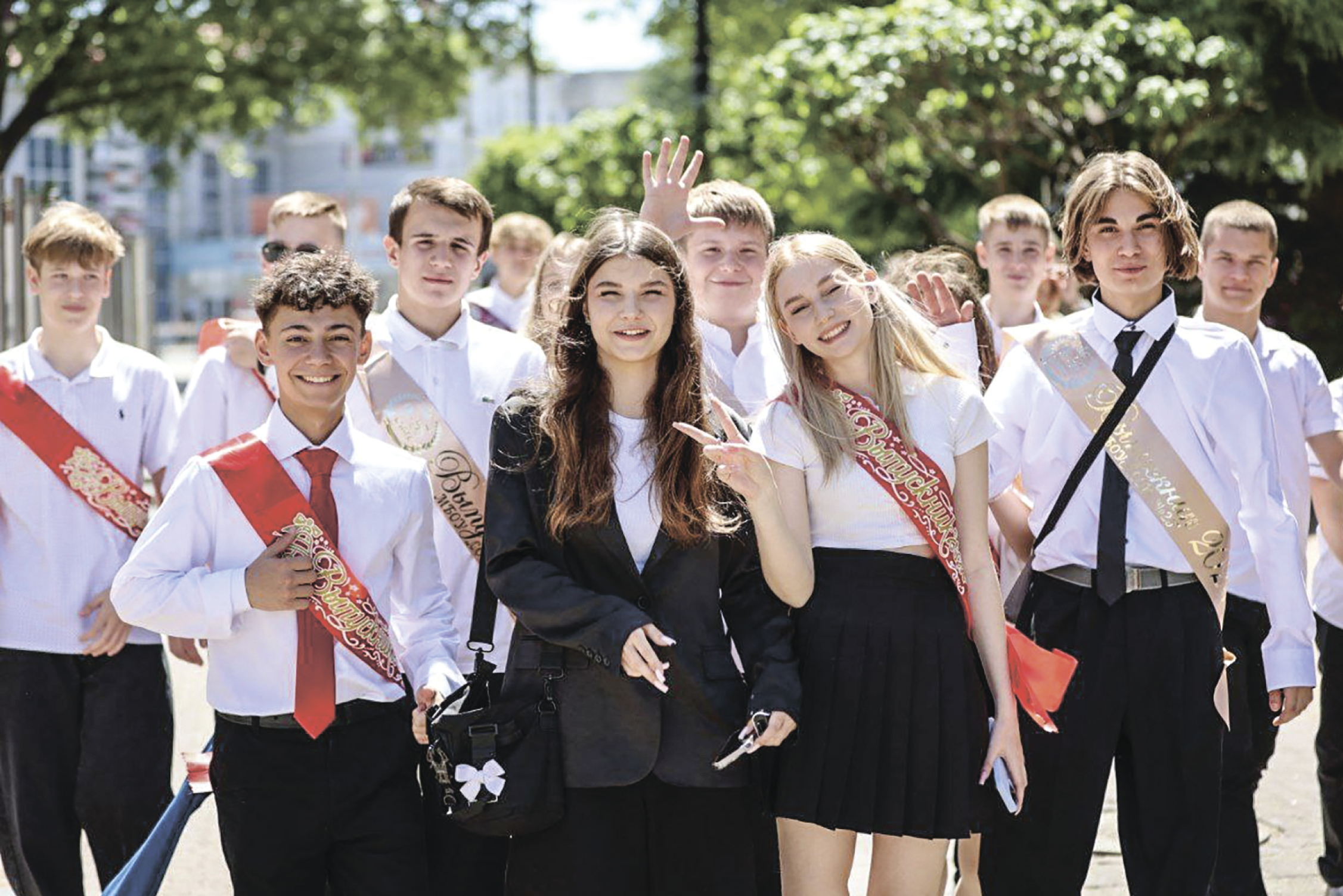 Аксëнов: последний звонок для выпускников – это старт в будущее, перед ребятами открывается множество дорог и возможностей