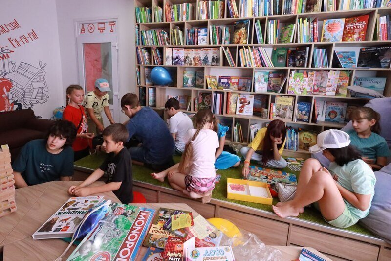 Интерактивная карта, 3-D принтер, проекция и книги: в Крыму открыли библиотеку нового поколения