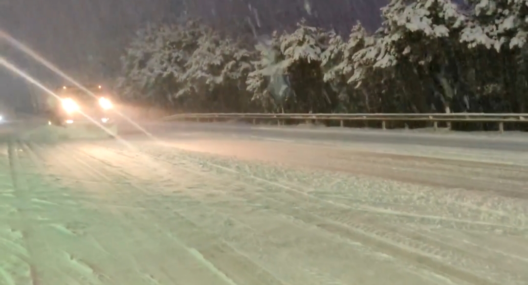 В каких районах Крыма дороги заметает снегом и наблюдается гололедица