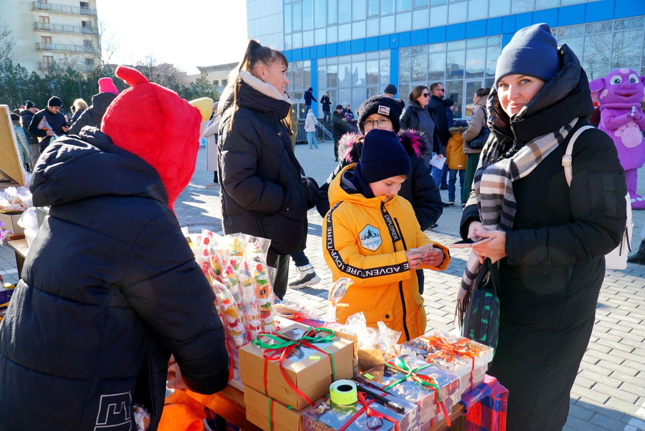 На новогодней акции в Евпатории собрали свыше 250 тысяч рублей для военных медиков