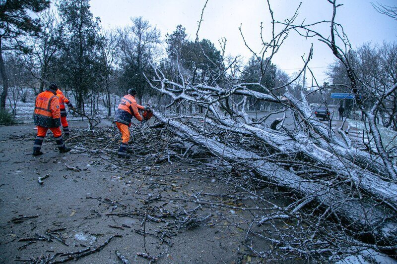 Коммунальщики устраняют последствия непогоды в пгт Молодёжное - фоторепортаж