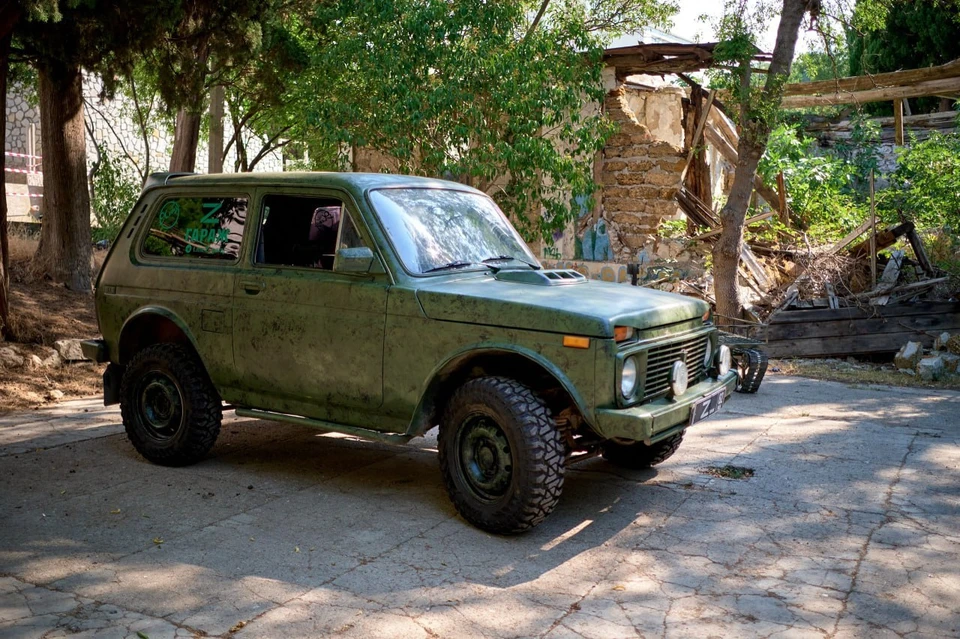 Гусеничную платформу и «Ниву» отправили волонтёры из Ялты на СВО