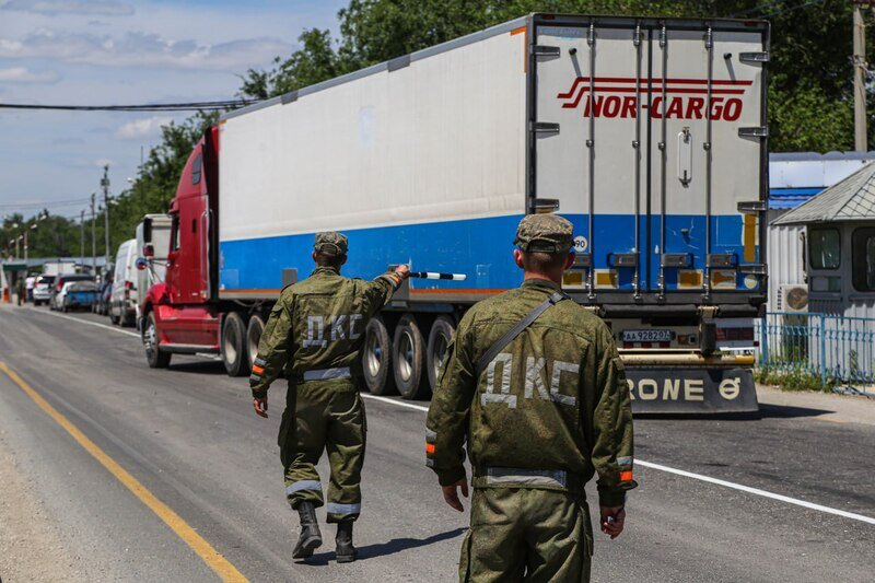 Движение грузовиков ограничили по двум дорогам Крыма