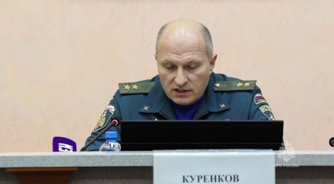 Глава МЧС поставил задачу как можно быстрее откачать мазут из танкера "Волгонефть-239"