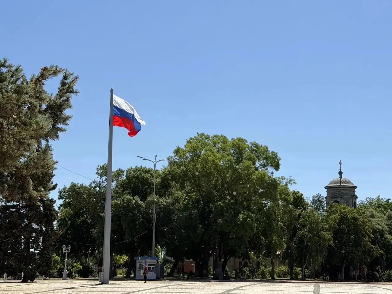 В Керчи обновили государственный флаг на центральной площади