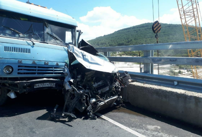 Массовое ДТП на «Тавриде»: грузовик протаранил 11 автомобилей