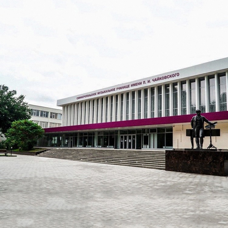 В Симферополе наградили лауреатов премии имени Алемдара Караманова