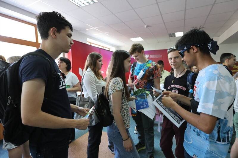 Подростки Симферополя могут официально трудоустроиться в свободное от учёбы время: как это сделать