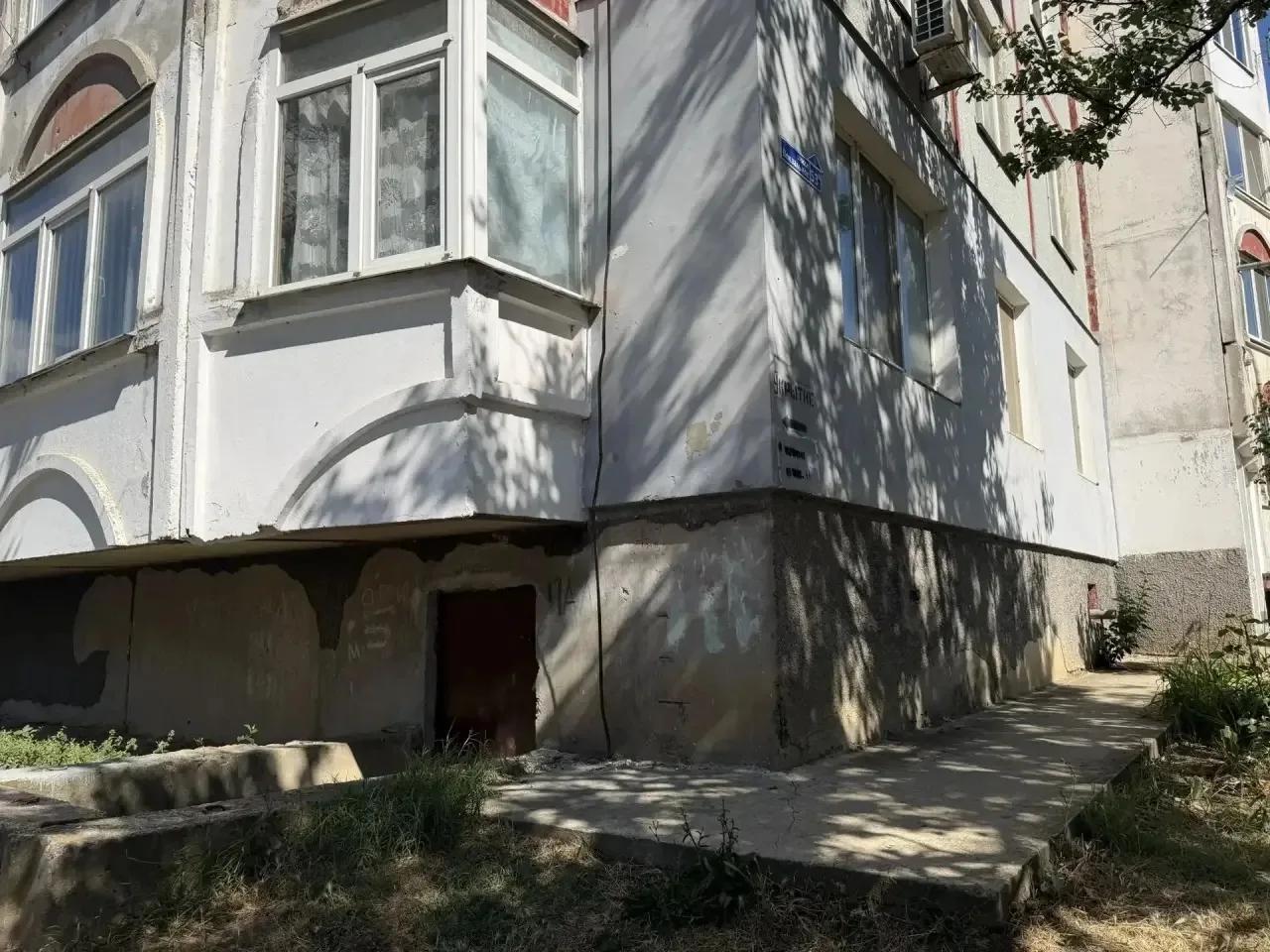 В Керчи приводят в порядок укрытие в МКД