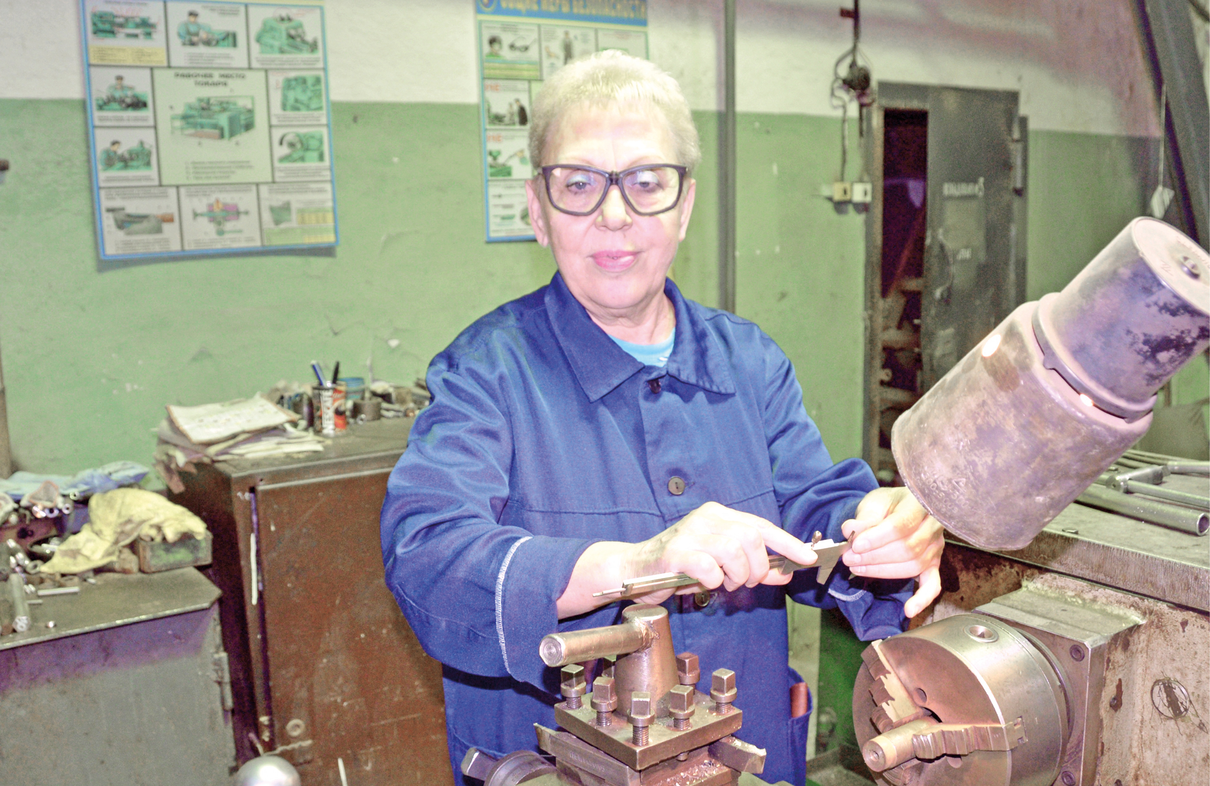 Полвека на производстве: токарь Татьяна Даценко - о нехватке кадров, рисках у станка и почему выбрала именно эту профессию