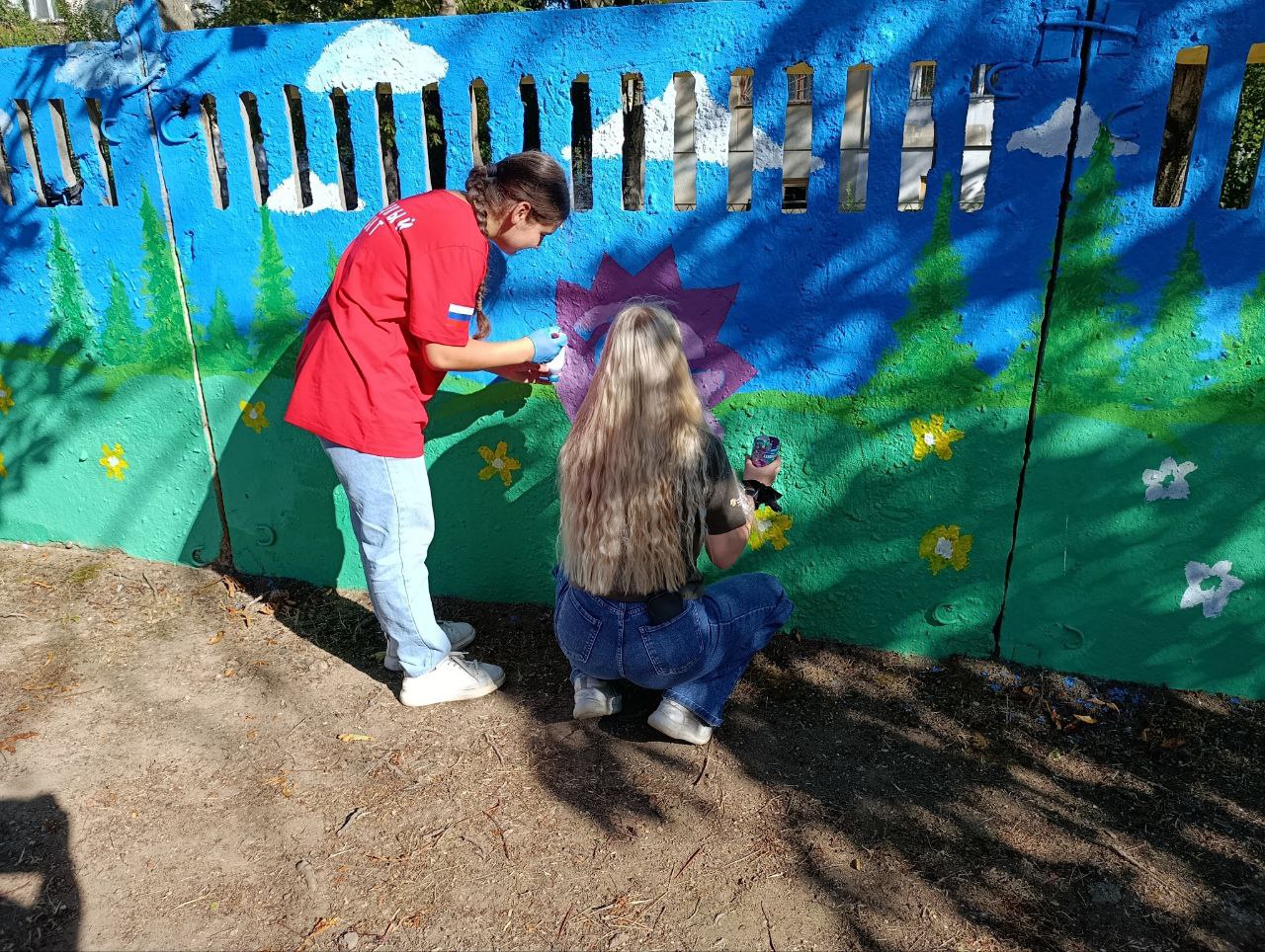 Студенты украшают картинками из мультфильмов детские сады Симферополя