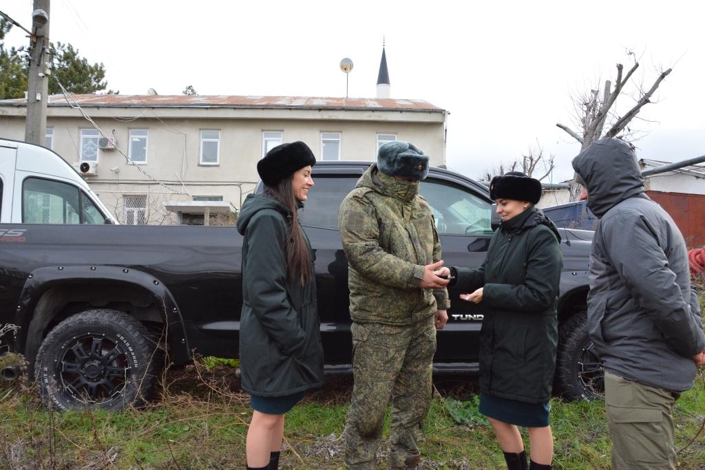 Крымские таможенники передали бойцам СВО конфискованный пикап