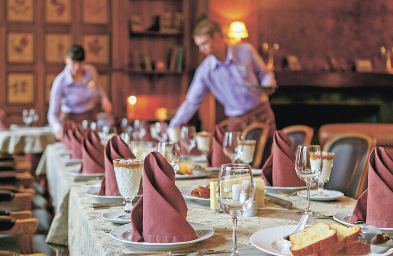 О самых больших чаевых, необычных просьбах гостей и неоплаченных заказах: как проходят будни официанта