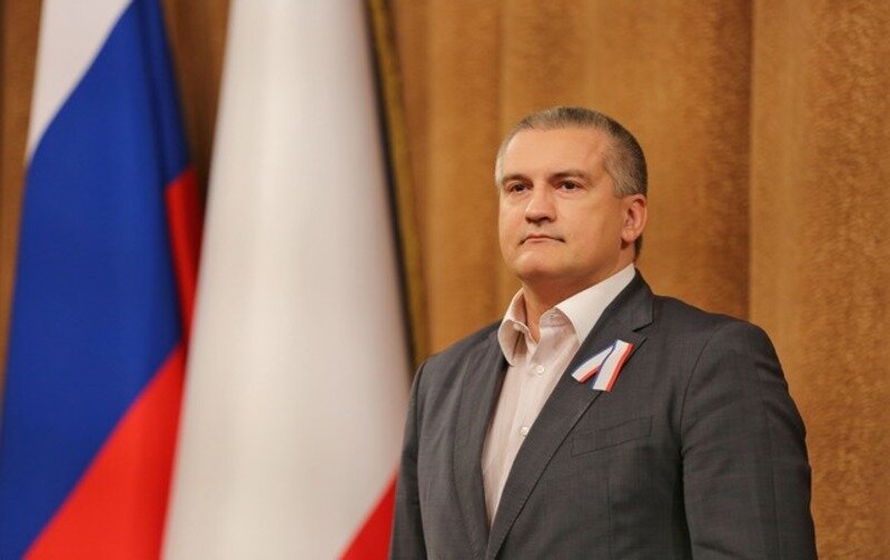 Аксёнов поздравил крымчан с Днём Конституции