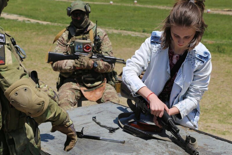  Крымским школьникам показали азы военного дела