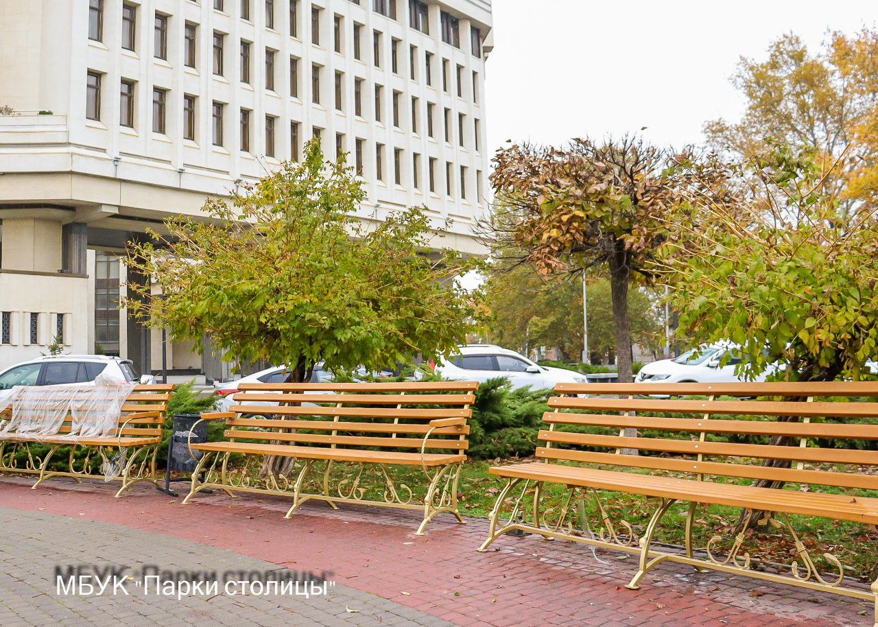 В сквере Республики в Симферополе установили 9 экоскамеек