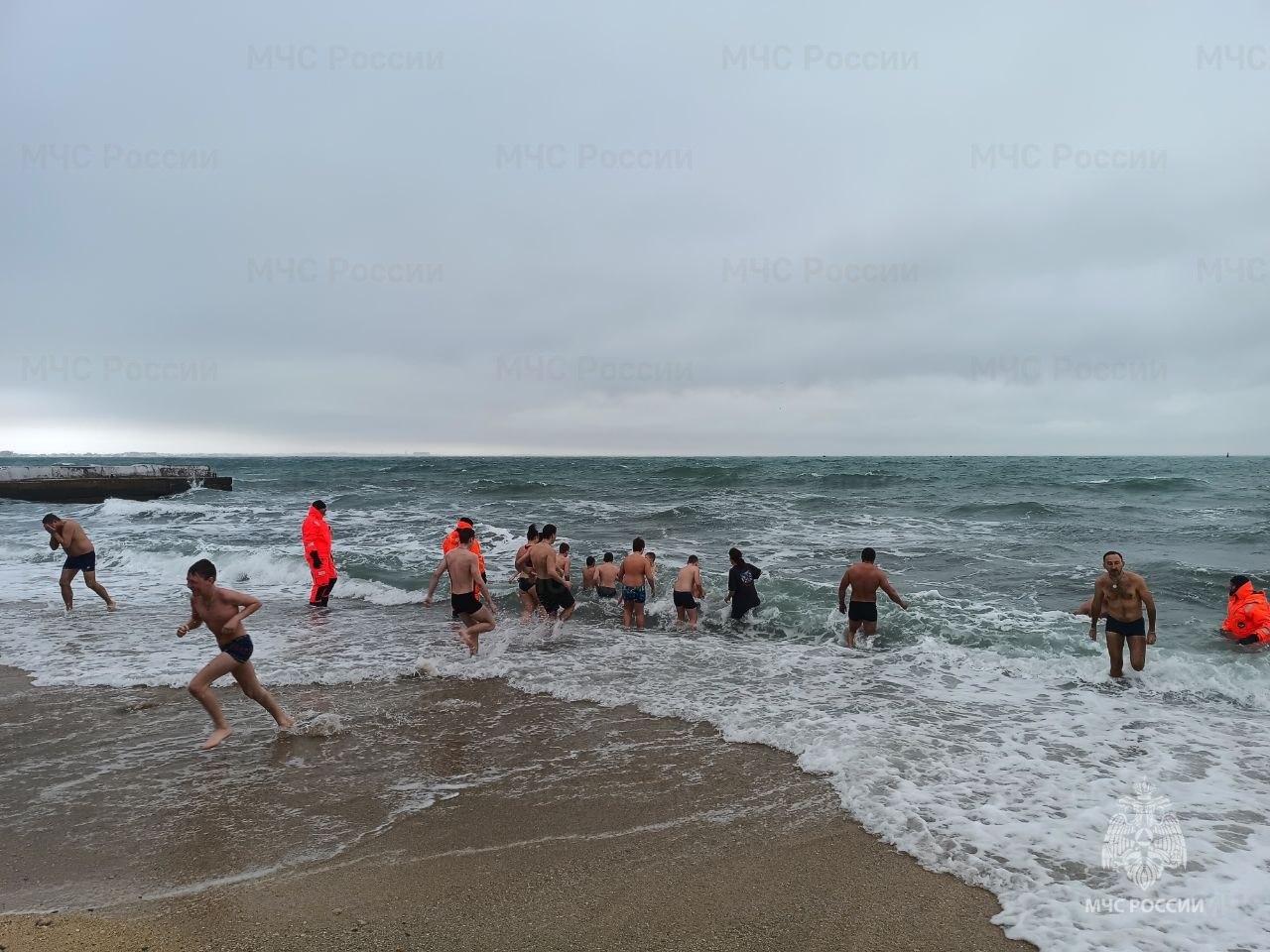 Свыше 20 тысяч крымчан приняли участие в крещенских купаниях