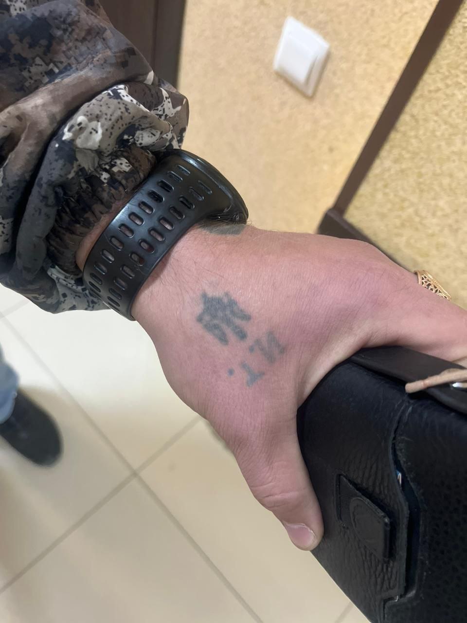 В Крыму задержан мужчина с татуировкой украинского трезубца