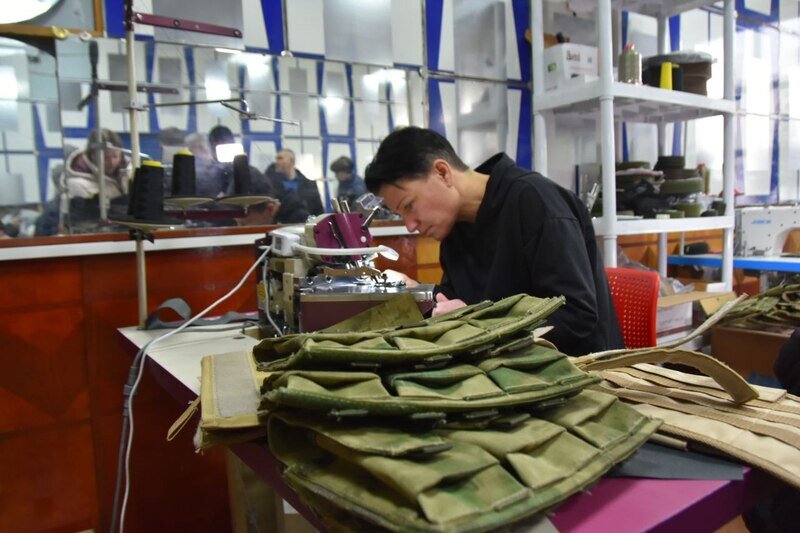 По запросу времени: как в Крыму шьют бронежилеты для участников СВО