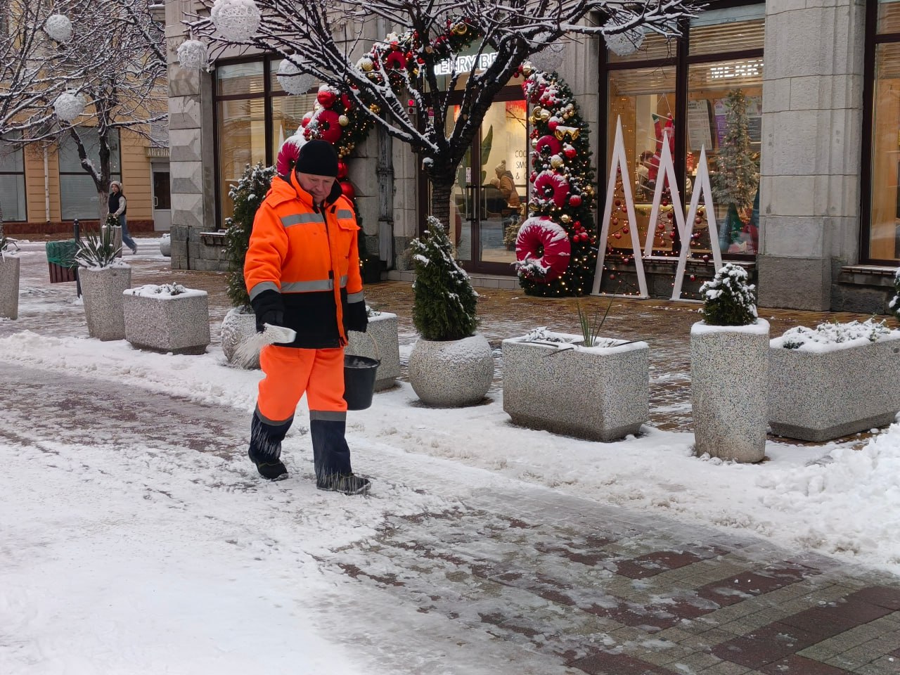 Более 400 дворников борются со снегом в Симферополе