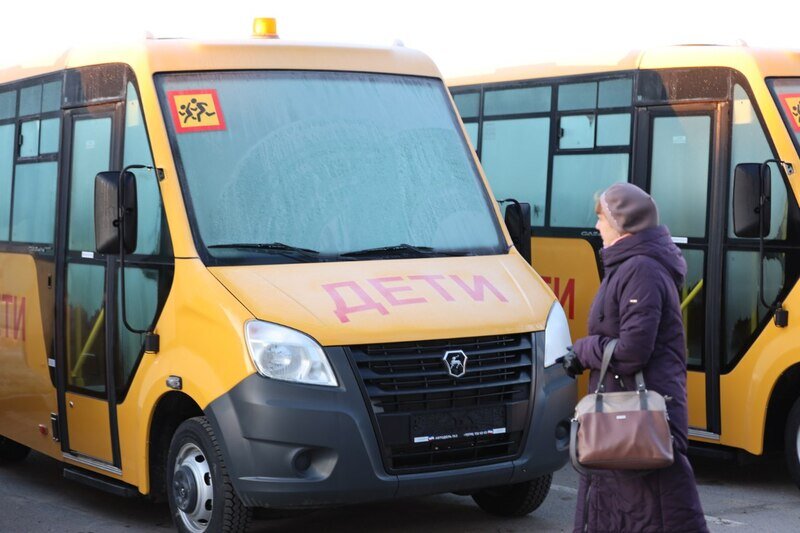 Школы Крыма получили 55 новых автобусов 