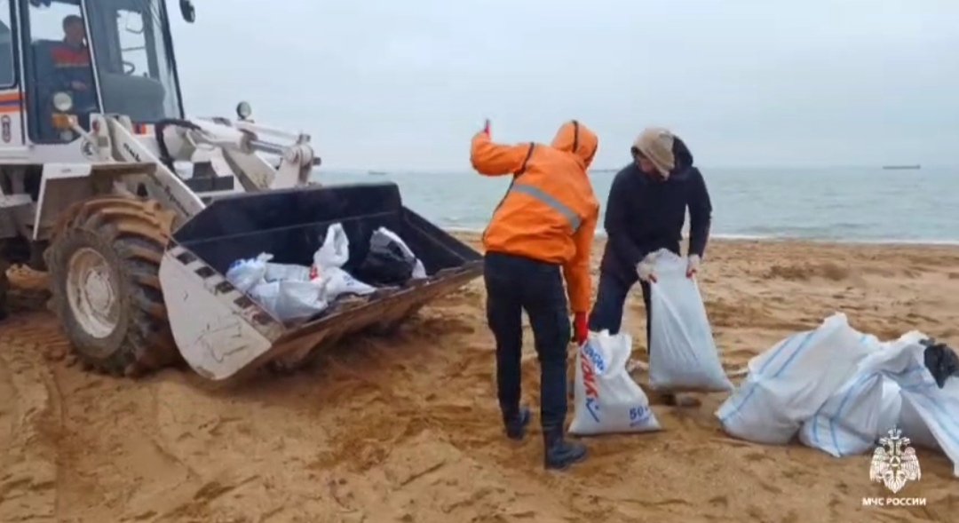 На крымском пляже обнаружили нефтепродукты