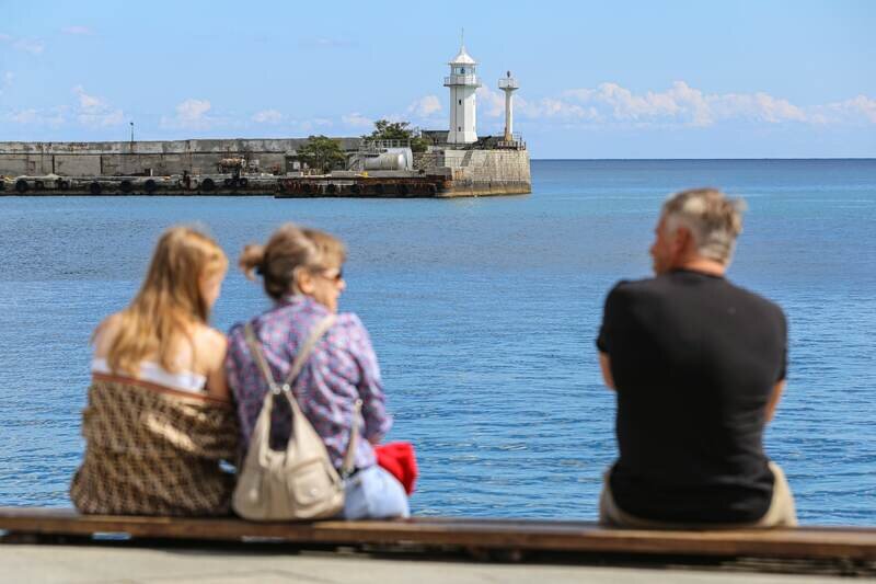 Сколько туристов отдохнуло летом в Крыму - инфографика